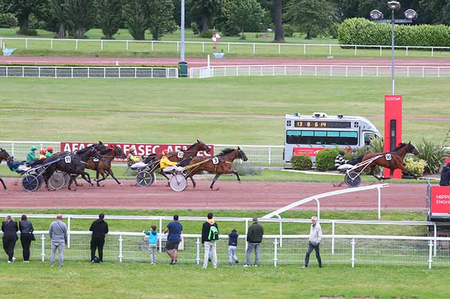 Photo d'arrivée de la course pmu PRIX DE LA PLACE DES VICTOIRES à ENGHIEN le Samedi 15 juin 2024