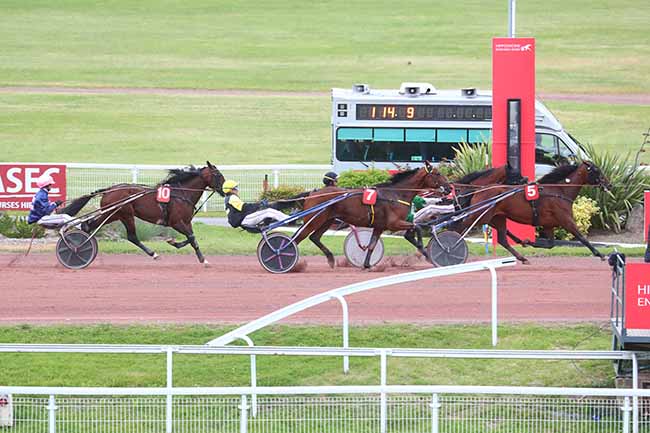 Photo d'arrivée de la course pmu PRIX DE LA PORTE DE LA PLAINE à ENGHIEN le Samedi 15 juin 2024