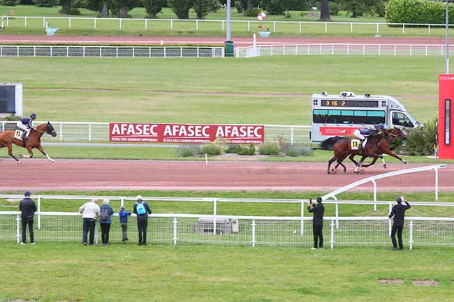 Photo d'arrivée de la course pmu PRIX DE LA PLACE BALARD à ENGHIEN le Samedi 15 juin 2024