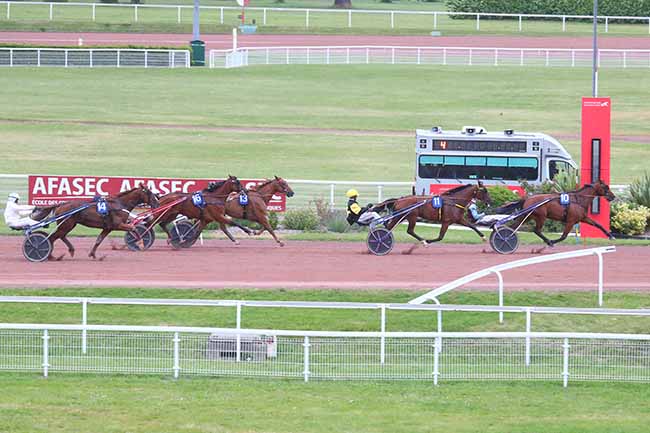 Photo d'arrivée de la course pmu PRIX DE LEVET à ENGHIEN le Samedi 15 juin 2024
