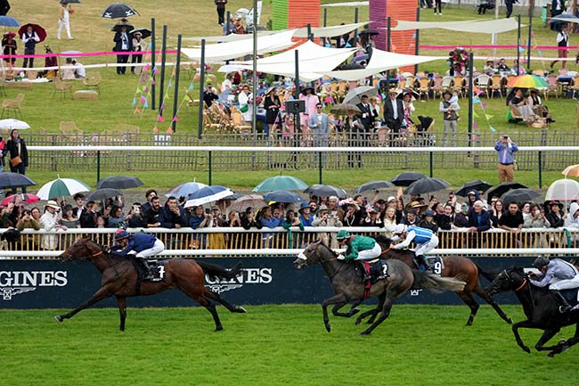 Photo d'arrivée de la course pmu PRIX DU LYS LONGINES à CHANTILLY le Dimanche 16 juin 2024