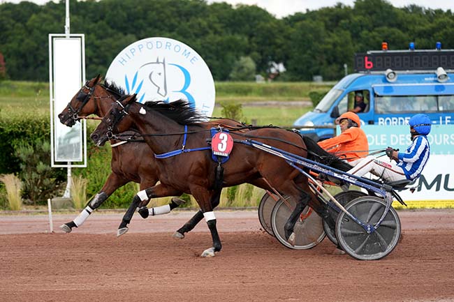 Photo d'arrivée de la course pmu PRIX CALICEO BORDEAUX à BORDEAUX-LE BOUSCAT le Mercredi 19 juin 2024