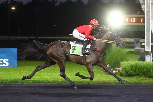Photo d'arrivée de la course pmu PRIX CYBELE à PARIS-VINCENNES le Vendredi 21 juin 2024