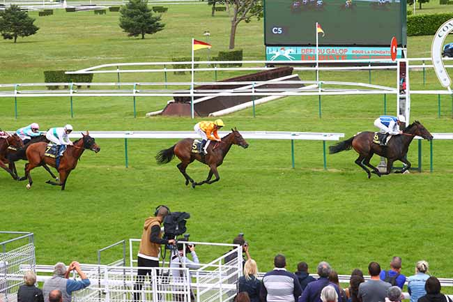 Photo d'arrivée de la course pmu PRIX DE LA FONDATION CLAUDE POMPIDOU (PRIX ADELAIDE) à COMPIEGNE le Samedi 22 juin 2024