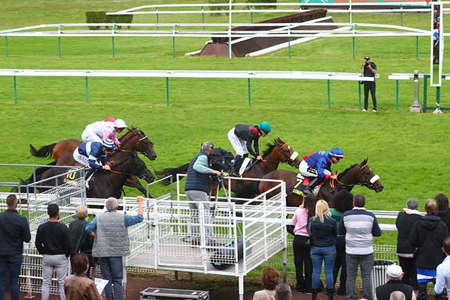 Photo d'arrivée de la course pmu PRIX DES HAMADRYADES à COMPIEGNE le Samedi 22 juin 2024