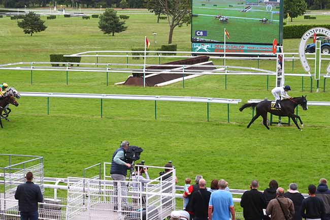 Photo d'arrivée de la course pmu PRIX AU-DELA DES PISTES à COMPIEGNE le Samedi 22 juin 2024
