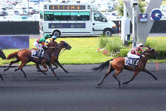 Photo d'arrivée de la course pmu PRIX DU PRESIDENT DE LA REPUBLIQUE - ETRIER 4ANS FINALE à PARIS-VINCENNES le Dimanche 23 juin 2024