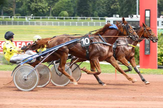Photo d'arrivée de la course pmu PRIX DE LA PLACE DU COMMERCE à ENGHIEN le Jeudi 27 juin 2024