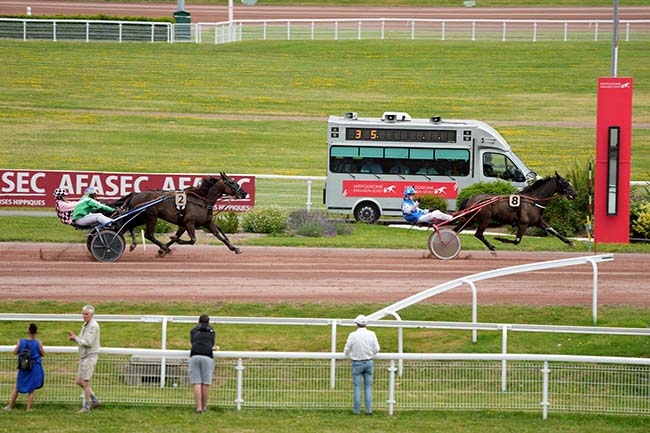 Photo d'arrivée de la course pmu PRIX DU PONT D'ARCOLE à ENGHIEN le Samedi 29 juin 2024