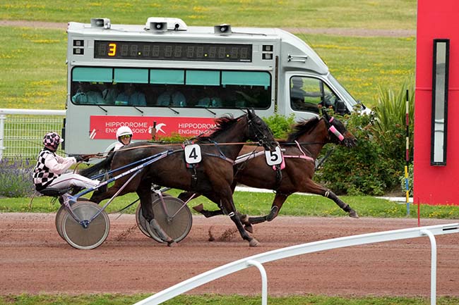 Photo d'arrivée de la course pmu PRIX DU PONT DE L'ARCHEVECHE à ENGHIEN le Samedi 29 juin 2024