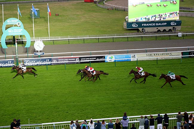 Photo d'arrivée de la course pmu PRIX DES LIONNES - TROPHEE STUDIO HARCOURT à CHANTILLY le Samedi 29 juin 2024