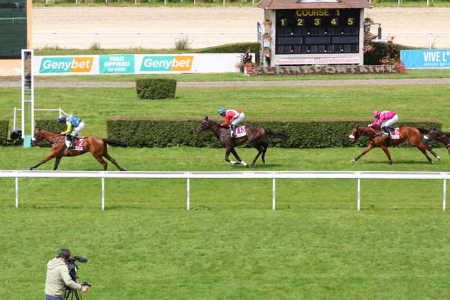 Photo d'arrivée de la course pmu PRIX VILLE DE SAINT-ARNOULT (PRIX DES FORSYTHIAS) à CLAIREFONTAINE le Lundi 1 juillet 2024
