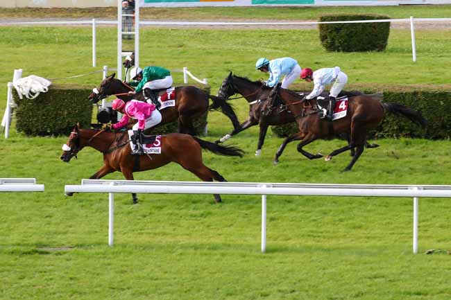 Photo d'arrivée de la course pmu PRIX DE VAUVILLE (PRIX DES PEUPLIERS) à CLAIREFONTAINE le Lundi 1 juillet 2024