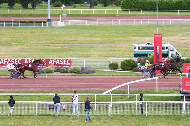 Photo d'arrivée de la course pmu PRIX DU PANTHEON à ENGHIEN le Mercredi 3 juillet 2024