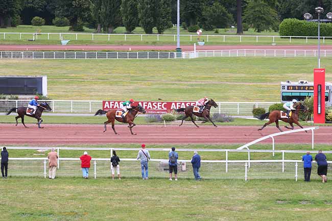 Photo d'arrivée de la course pmu PRIX DE LA PLACE DU TROCADERO à ENGHIEN le Mercredi 3 juillet 2024