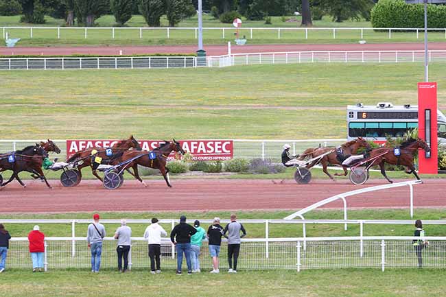 Photo d'arrivée de la course pmu PRIX DE LA TOUR EIFFEL à ENGHIEN le Mercredi 3 juillet 2024