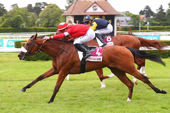 Photo d'arrivée de la course pmu PRIX LIBERTE LE BONHOMME LIBRE (PRIX MATAHAWK) à CLAIREFONTAINE le Vendredi 5 juillet 2024