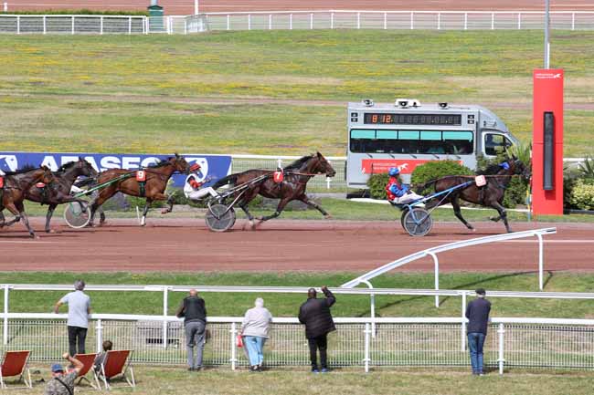Photo d'arrivée de la course pmu PRIX QUIPROQUO II à ENGHIEN le Mercredi 10 juillet 2024