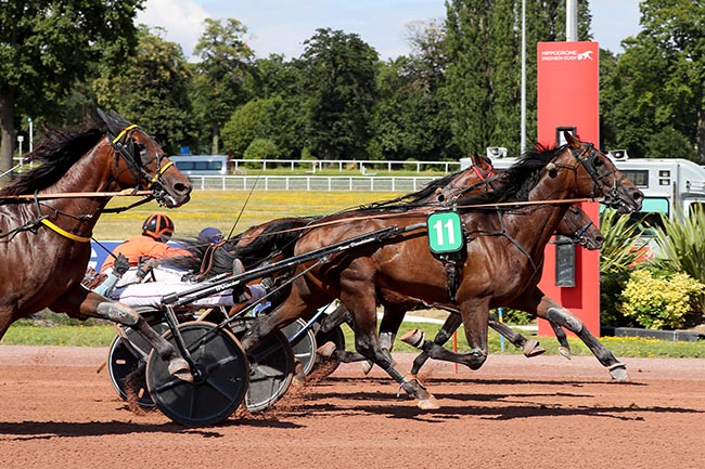 Photo d'arrivée de la course pmu PRIX DE VILLIERS à ENGHIEN le Samedi 13 juillet 2024