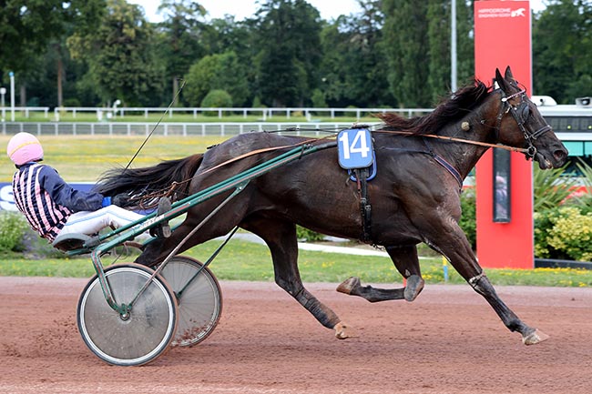Photo d'arrivée de la course pmu PRIX DE LA PORTE DE SEVRES à ENGHIEN le Samedi 13 juillet 2024