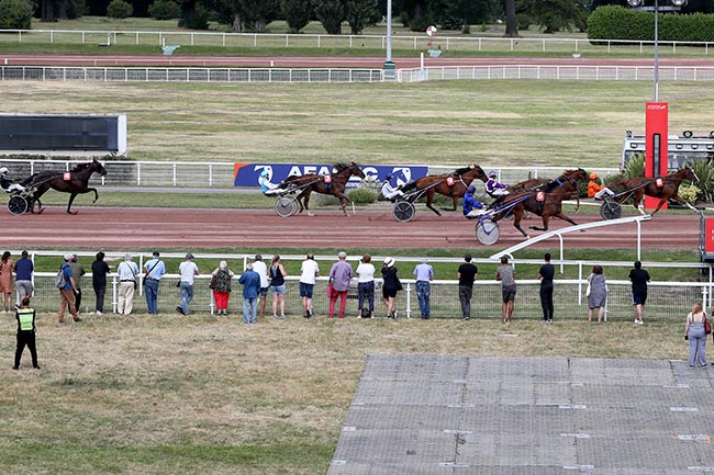 Photo d'arrivée de la course pmu PRIX DU PALAIS BOURBON à ENGHIEN le Samedi 20 juillet 2024