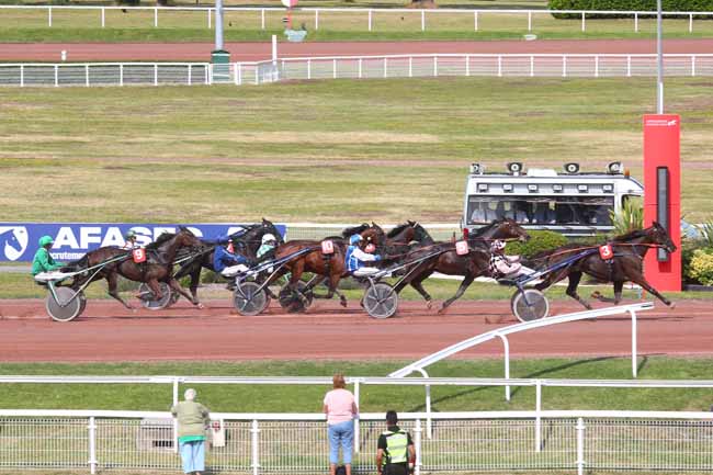 Photo d'arrivée de la course pmu PRIX DE PICPUS à ENGHIEN le Mercredi 24 juillet 2024