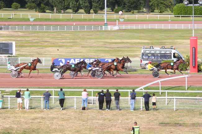 Photo d'arrivée de la course pmu PRIX DE CRESPIERES à ENGHIEN le Mercredi 24 juillet 2024