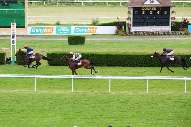 Photo d'arrivée de la course pmu PRIX DU BISTRO DE LA BOUCANE (PRIX DES GLYCINES) à CLAIREFONTAINE le Jeudi 25 juillet 2024