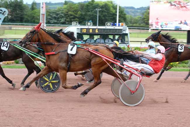 Photo d'arrivée de la course pmu PRIX DES CALLUNES à CABOURG le Vendredi 26 juillet 2024