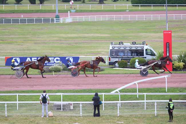 Photo d'arrivée de la course pmu PRIX DE LA CELLE-SAINT-CLOUD à ENGHIEN le Samedi 27 juillet 2024