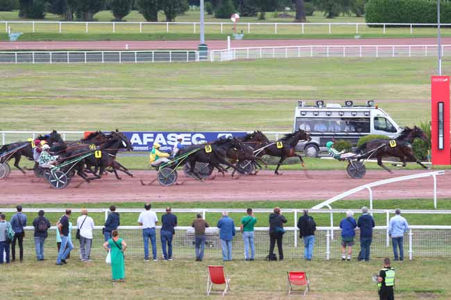 Photo d'arrivée de la course pmu PRIX JEAN-LUC LAGARDERE à ENGHIEN le Samedi 27 juillet 2024