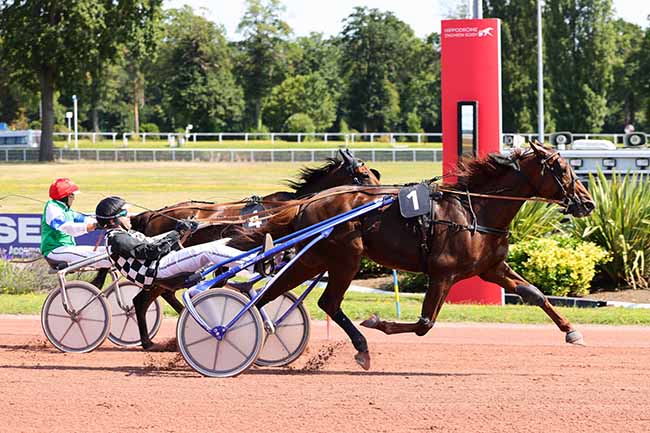 Photo d'arrivée de la course pmu PRIX DE SAINT-GERMAIN DES PRES à ENGHIEN le Dimanche 28 juillet 2024