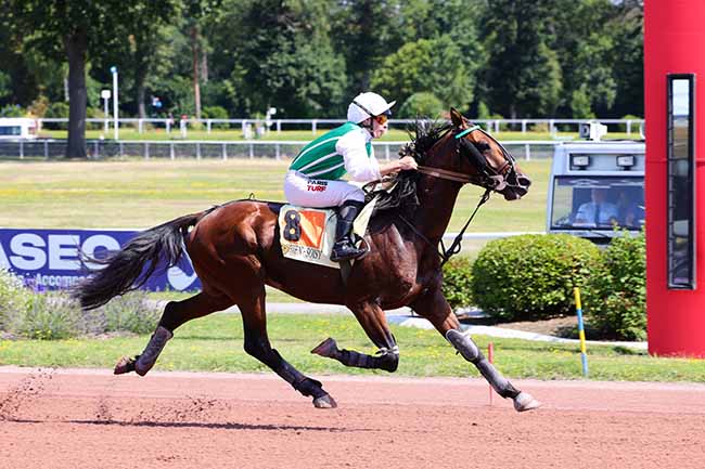 Photo d'arrivée de la course pmu PRIX DE RUFFEC à ENGHIEN le Dimanche 28 juillet 2024