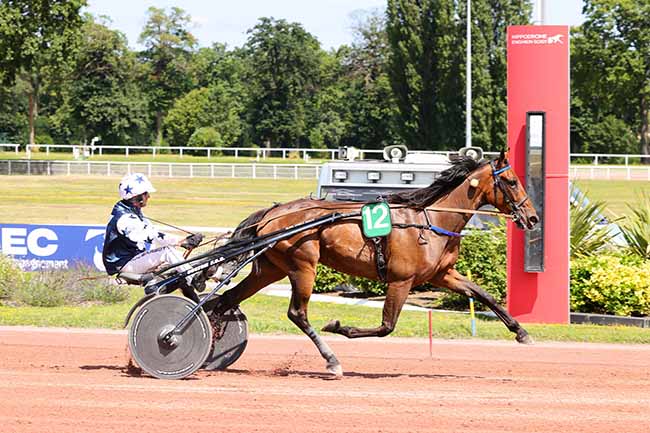 Photo d'arrivée de la course pmu PRIX DE VOUVRAY à ENGHIEN le Dimanche 28 juillet 2024