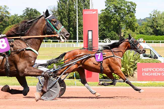 Photo d'arrivée de la course pmu PRIX DE LA PORTE POUCHET à ENGHIEN le Dimanche 28 juillet 2024