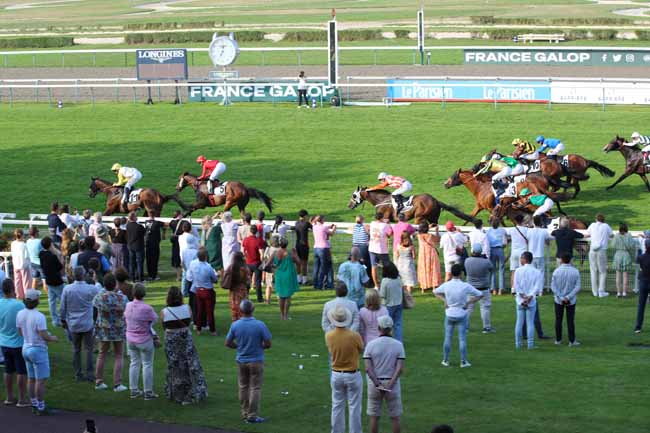 Photo d'arrivée de la course pmu PRIX DU BOURG SAINT-LEONARD à DEAUVILLE le Jeudi 1 août 2024