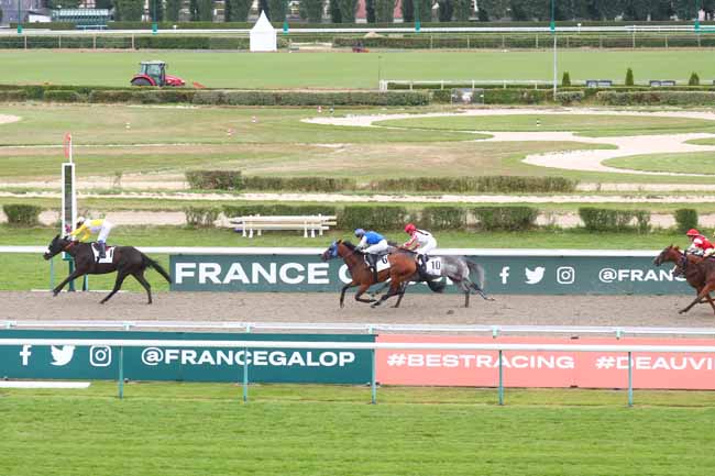 Photo d'arrivée de la course pmu PRIX HOTEL BARRIERE LE ROYAL DEAUVILLE - TROPHEE STUDIO HARCOURT à DEAUVILLE le Samedi 3 août 2024