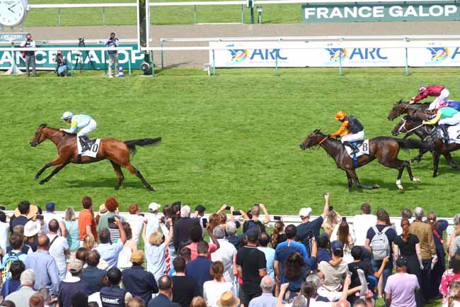 Photo d'arrivée de la course pmu ARC PRIX MAURICE DE GHEEST à DEAUVILLE le Dimanche 4 août 2024