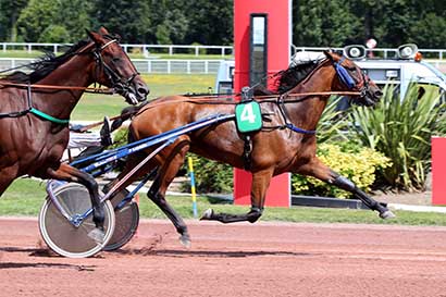 Photo d'arrivée de la course pmu PRIX DE CHALONS-DU-MAINE à ENGHIEN le Dimanche 4 août 2024