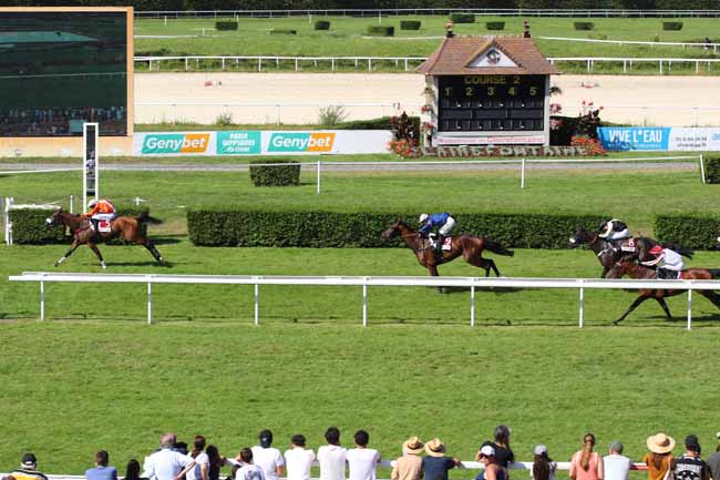 Photo d'arrivée de la course pmu PRIX GRAND JEU DE L'ETE GENYBET (PRIX DES ERABLES) à CLAIREFONTAINE le Lundi 5 août 2024