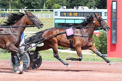 Photo d'arrivée de la course pmu PRIX DE JOUY-LE-MOUTIER à ENGHIEN le Dimanche 11 août 2024