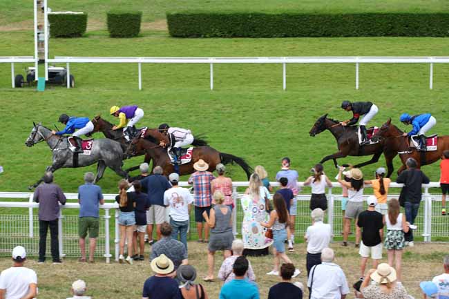 Photo d'arrivée de la course pmu PRIX KWADRON (PRIX DES BUVEURS D'AIR) à CLAIREFONTAINE le Lundi 12 août 2024