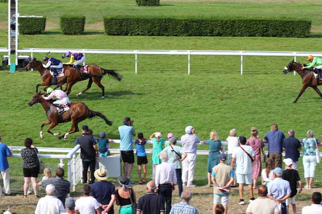 Photo d'arrivée de la course pmu PRIX DEVILISH TATTOO (PRIX DES VILLAS) à CLAIREFONTAINE le Lundi 12 août 2024