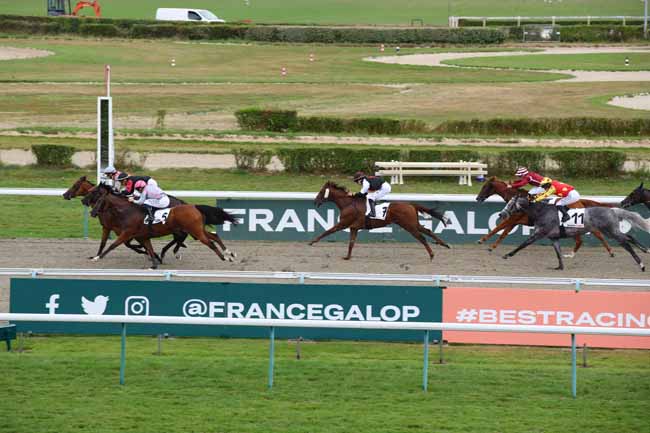 Photo d'arrivée de la course pmu PRIX DE PRE-EN-PAIL - CATEGORIE PERSONNE D'ECURIE - PARIS TURF à DEAUVILLE le Mardi 13 août 2024
