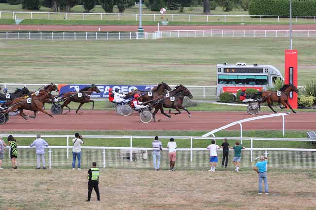 Photo d'arrivée de la course pmu PRIX DE LA PORTE BRUNET à ENGHIEN le Mercredi 14 août 2024