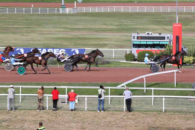 Photo d'arrivée de la course pmu PRIX DES GRANDES CARRIERES à ENGHIEN le Mercredi 14 août 2024