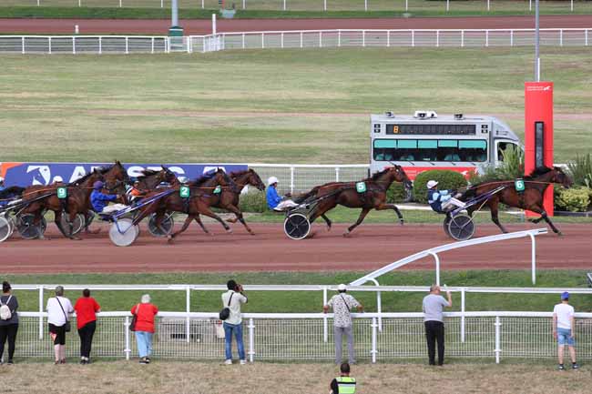 Photo d'arrivée de la course pmu PRIX DE LA PORTE DE PASSY à ENGHIEN le Mercredi 14 août 2024