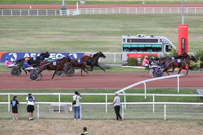 Photo d'arrivée de la course pmu PRIX DE LA PORTE DE VERSAILLES à ENGHIEN le Mercredi 14 août 2024