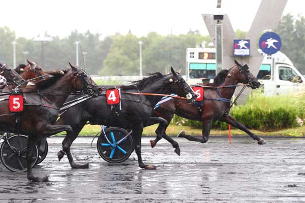Photo d'arrivée de la course pmu PRIX PHAETON - CRITERIUM 4 ANS Q1 à PARIS-VINCENNES le Samedi 17 août 2024