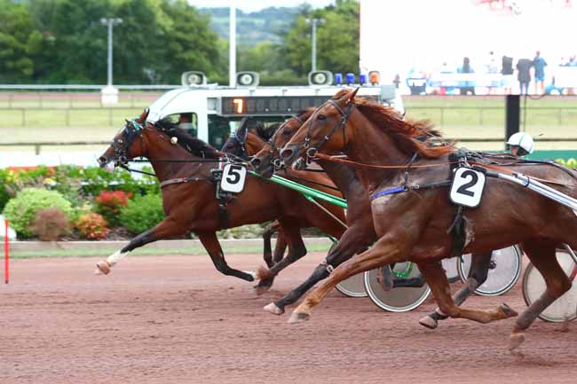 Photo d'arrivée de la course pmu PRIX FABIEN ROSSOLINI à CABOURG le Vendredi 23 août 2024